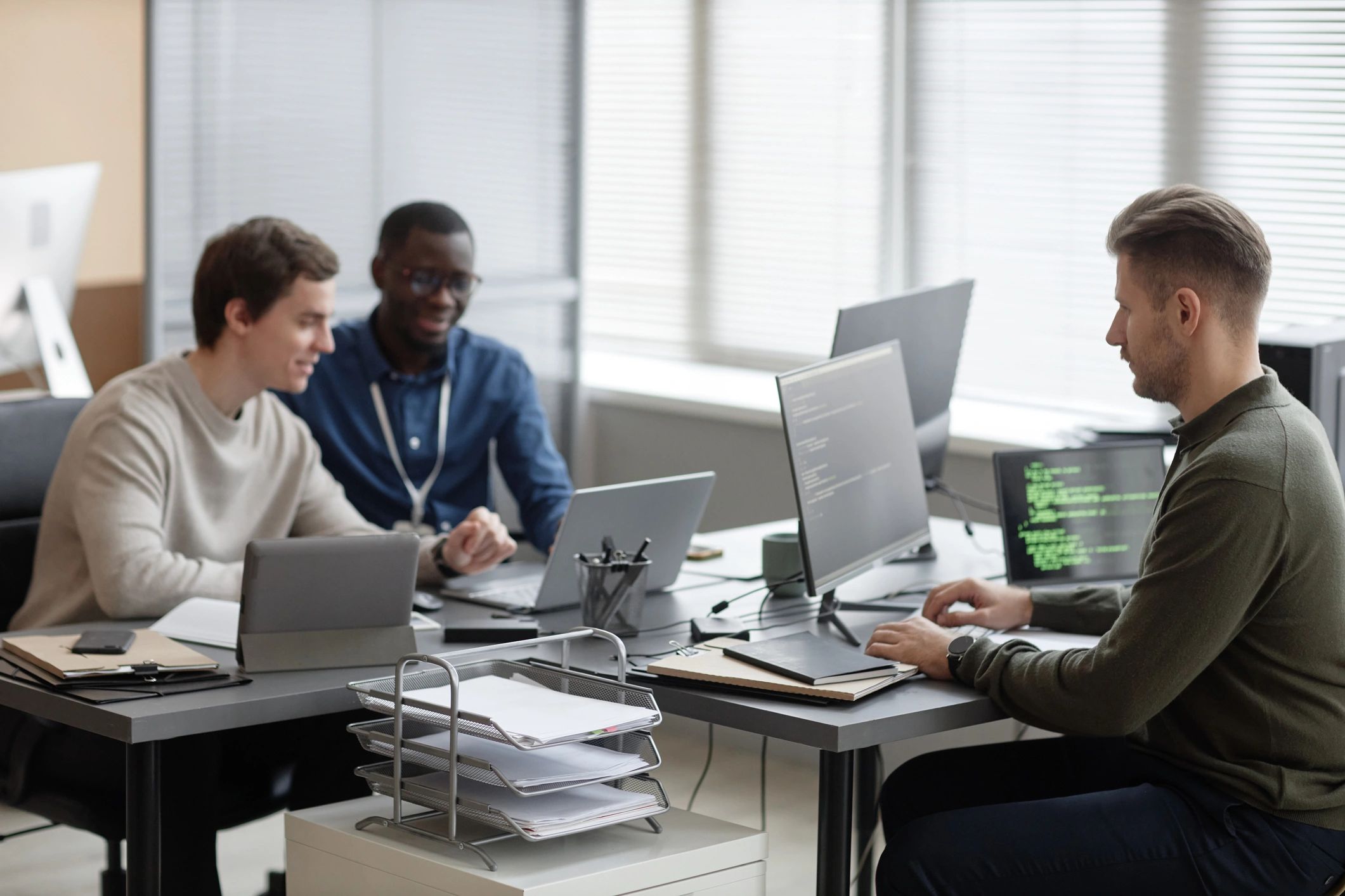 Team di sviluppo software al lavoro in ufficio