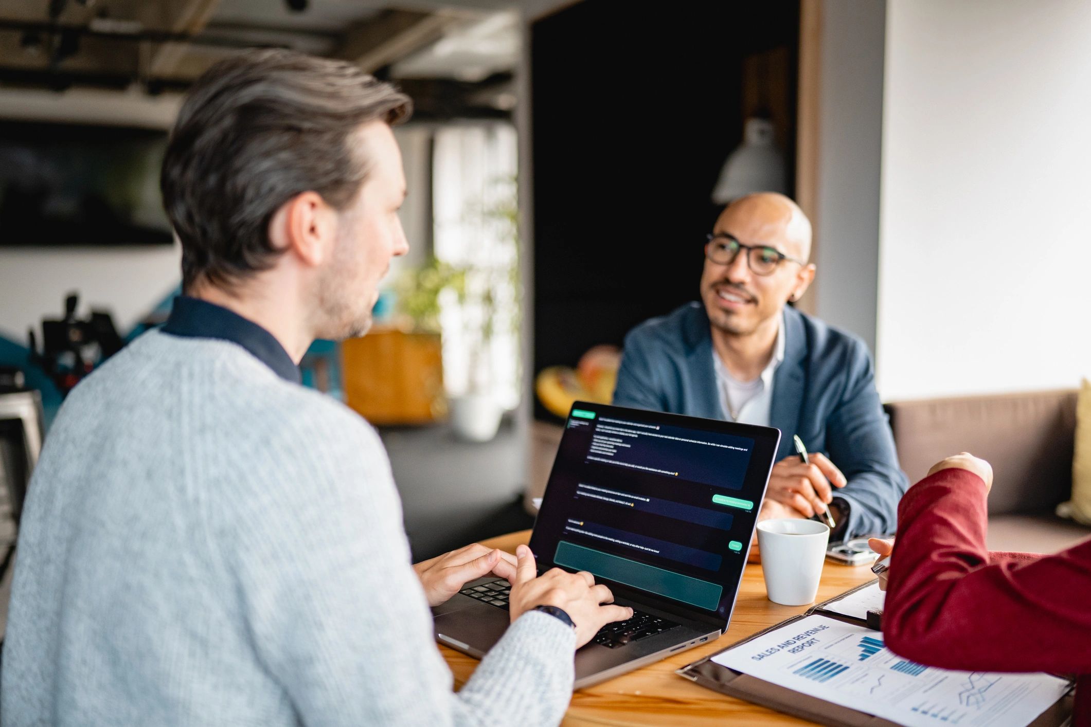 Professionisti che collaborano su strategia e sviluppo software in ufficio